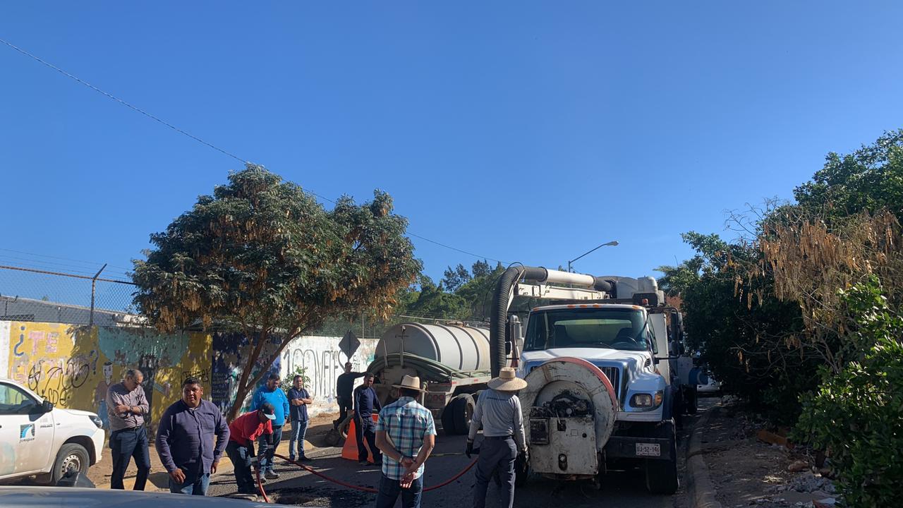 $!Alerta; cierran tráfico de la Calle Zeus para reparar socavón, en Mazatlán