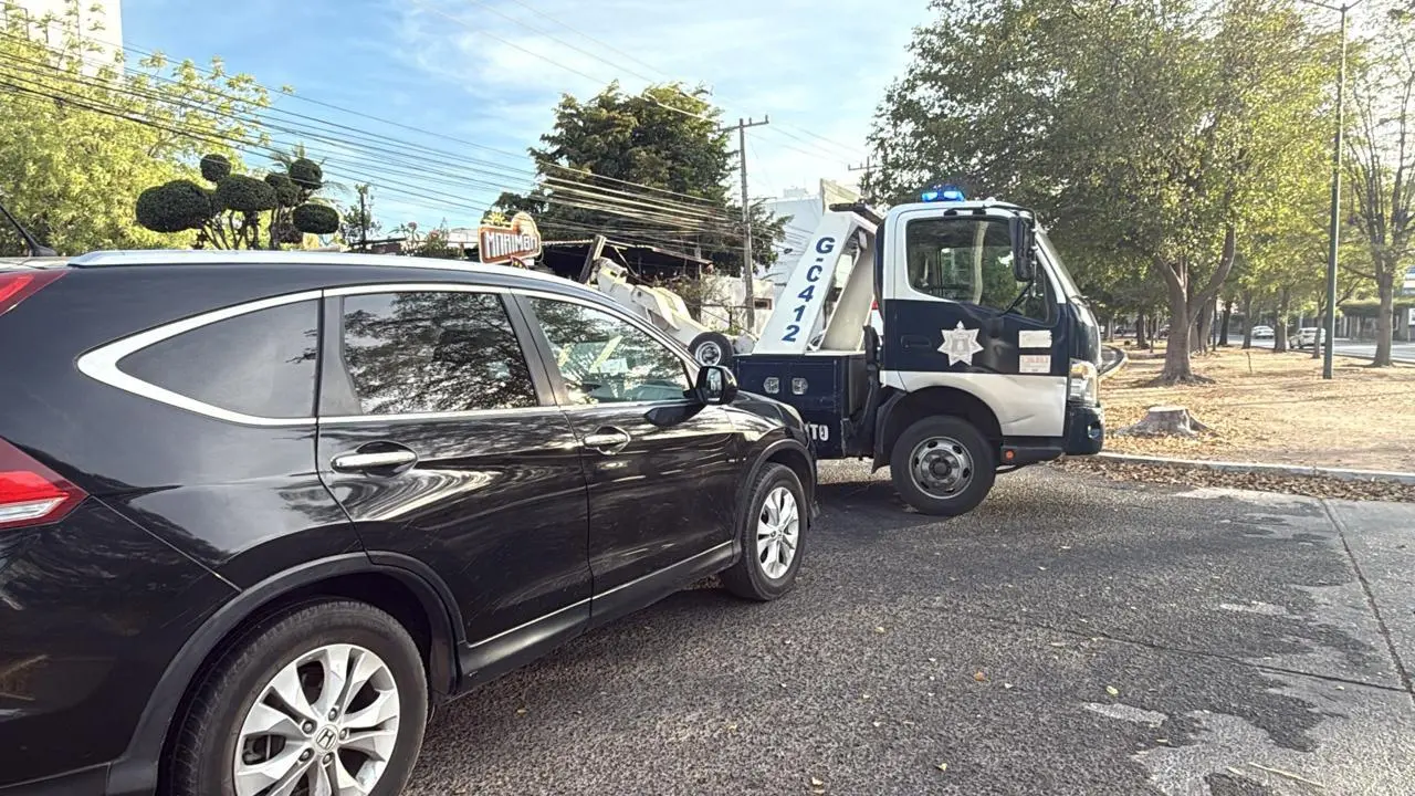 $!Agente de Tránsito resulta lesionado tras choque en el Malecón Viejo, en Culiacán