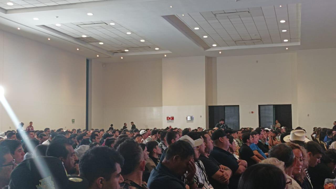 $!Desfilan compositores por la alfombra roja en la Máster Class en Mazatlán