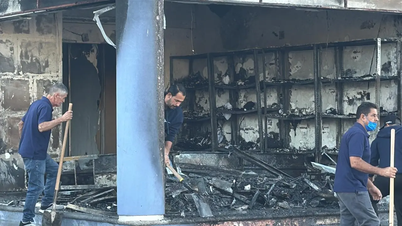 $!Incendian tienda de uniformes de un jardín de niños de la colonia Horizontes, en Culiacán