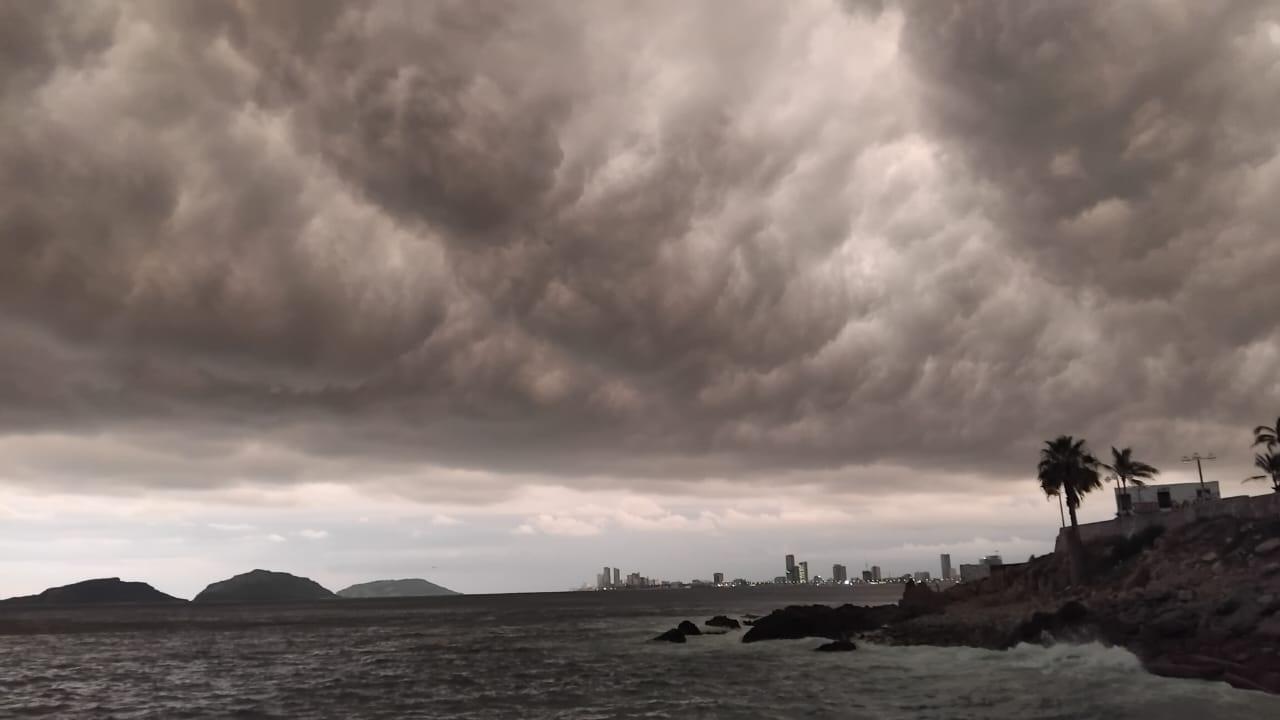 $!Se nubla Mazatlán ante alerta de lluvias y tormenta eléctrica