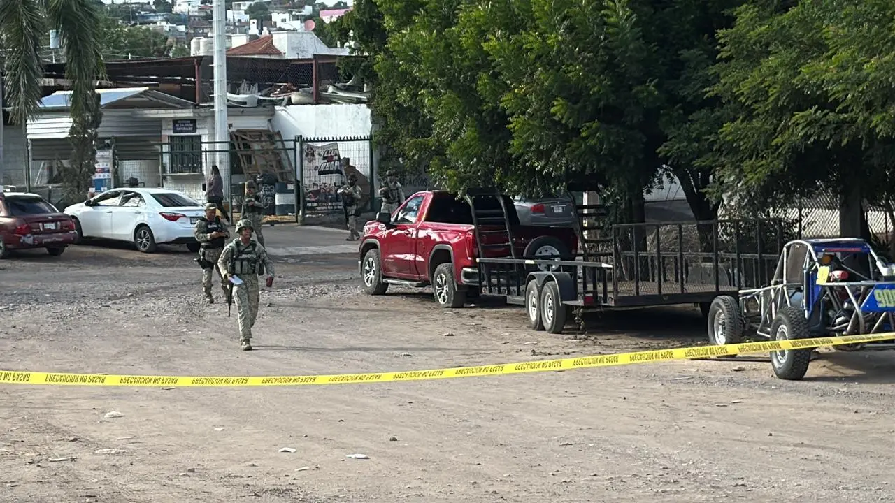 $!Ataque armado deja dos vehículos baleados en la Emiliano Zapata, en Culiacán