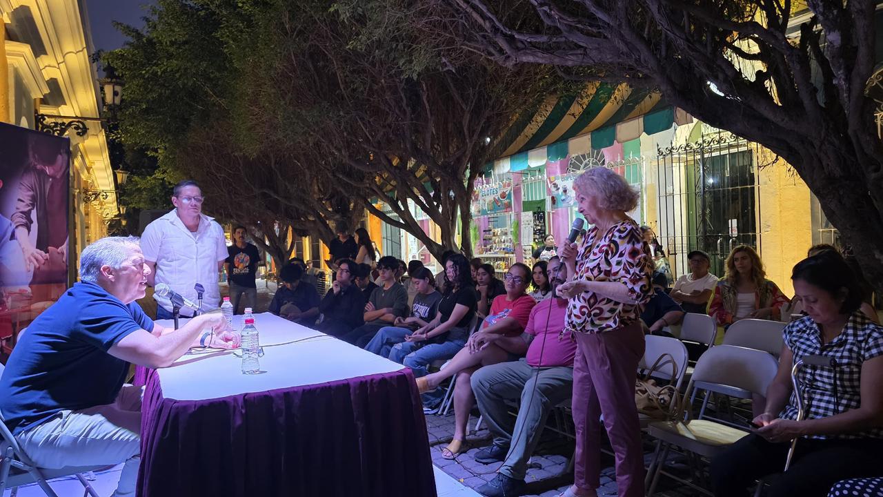 $!La escritora Melly Peraza realizó una de las preguntas al expositor.