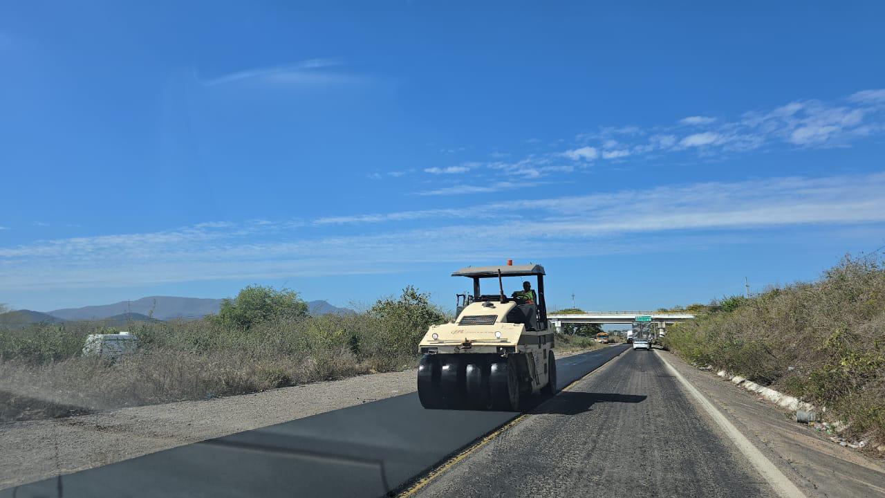 $!Realizan trabajos de reencarpetado de la carretera México 15, a la altura de Rosario