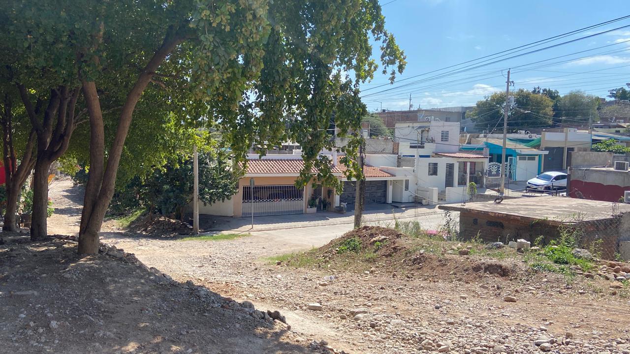 $!Tras dos años sin respuesta, vecinos de la colonia Huizaches, en Culiacán, continúan exigiendo pavimentación de calle