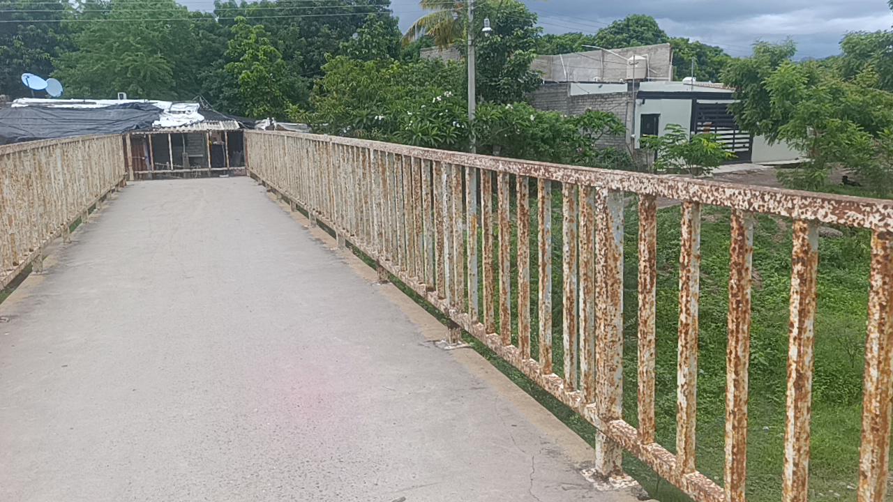 $!Avanza deterioro de puente peatonal de la Colonia Paredones, en Escuinapa