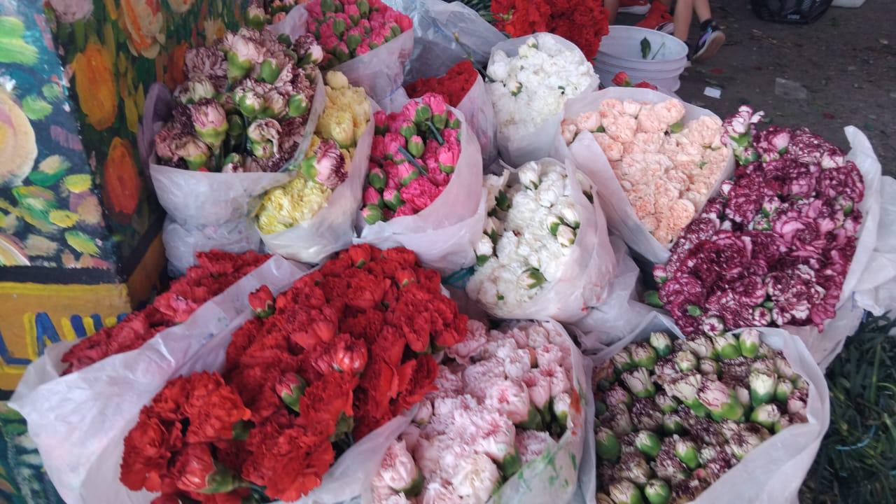 $!Mercado de las Flores en Mazatlán enfrenta retrasos previo al Día de Muertos