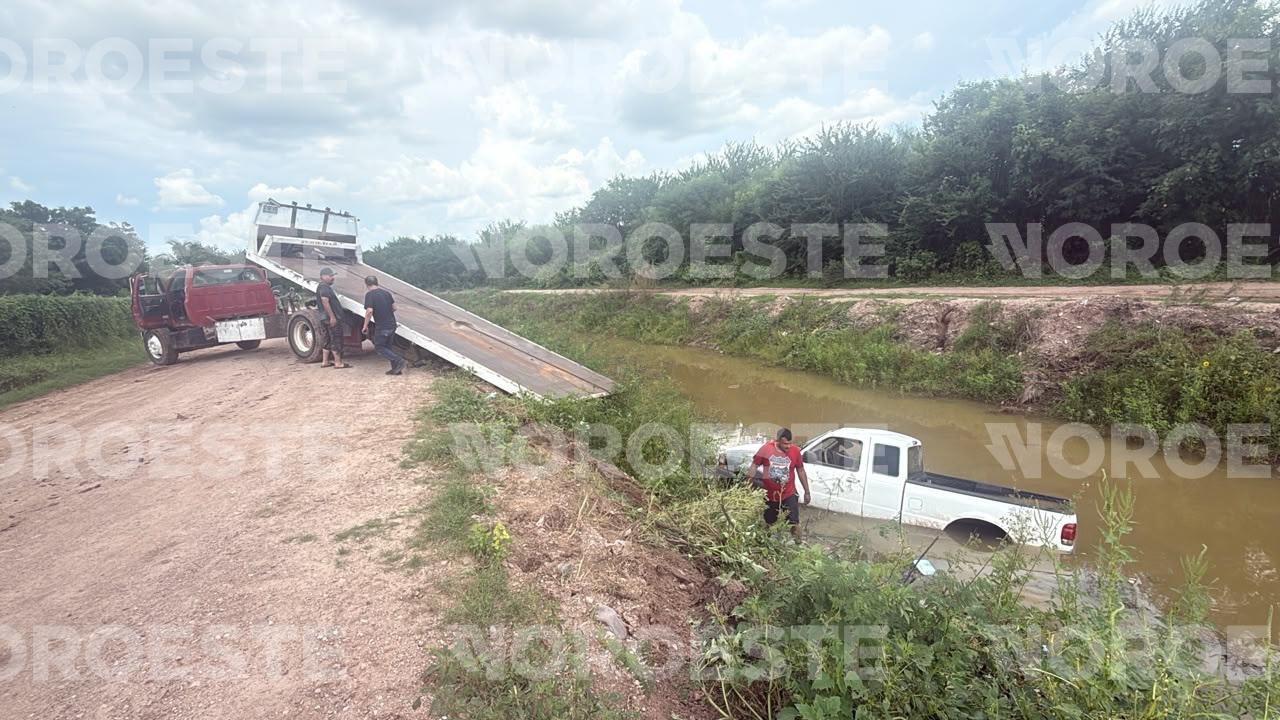 $!Cae camioneta a canal en Pueblo Nuevo, en Costa Rica; hay tres heridos, entre ellos una mujer