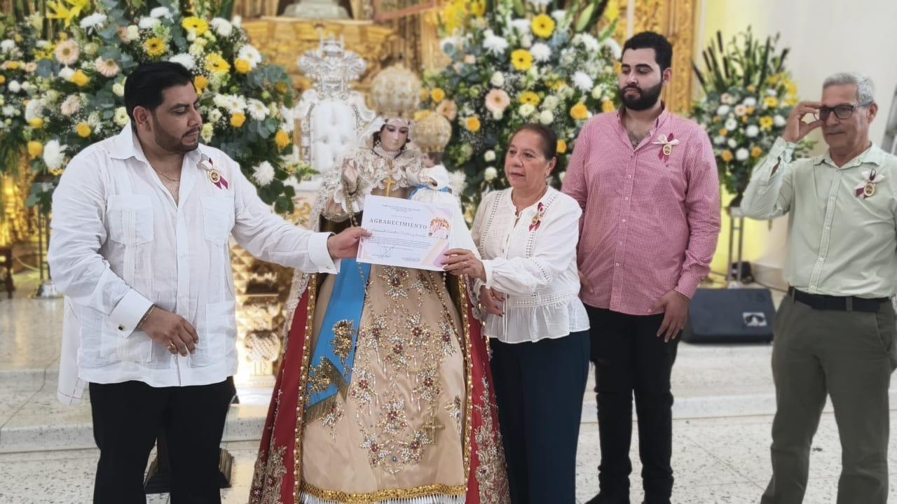 $!Nuestra Señora del Rosario recibe vestido nuevo para su fiesta solemne