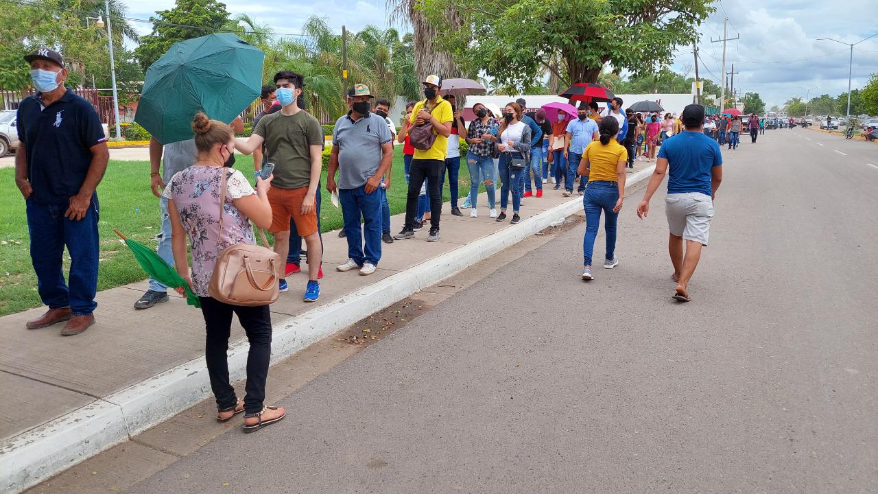 $!Jóvenes de Guasave acuden en masa a vacunarse y provocan aglomeraciones
