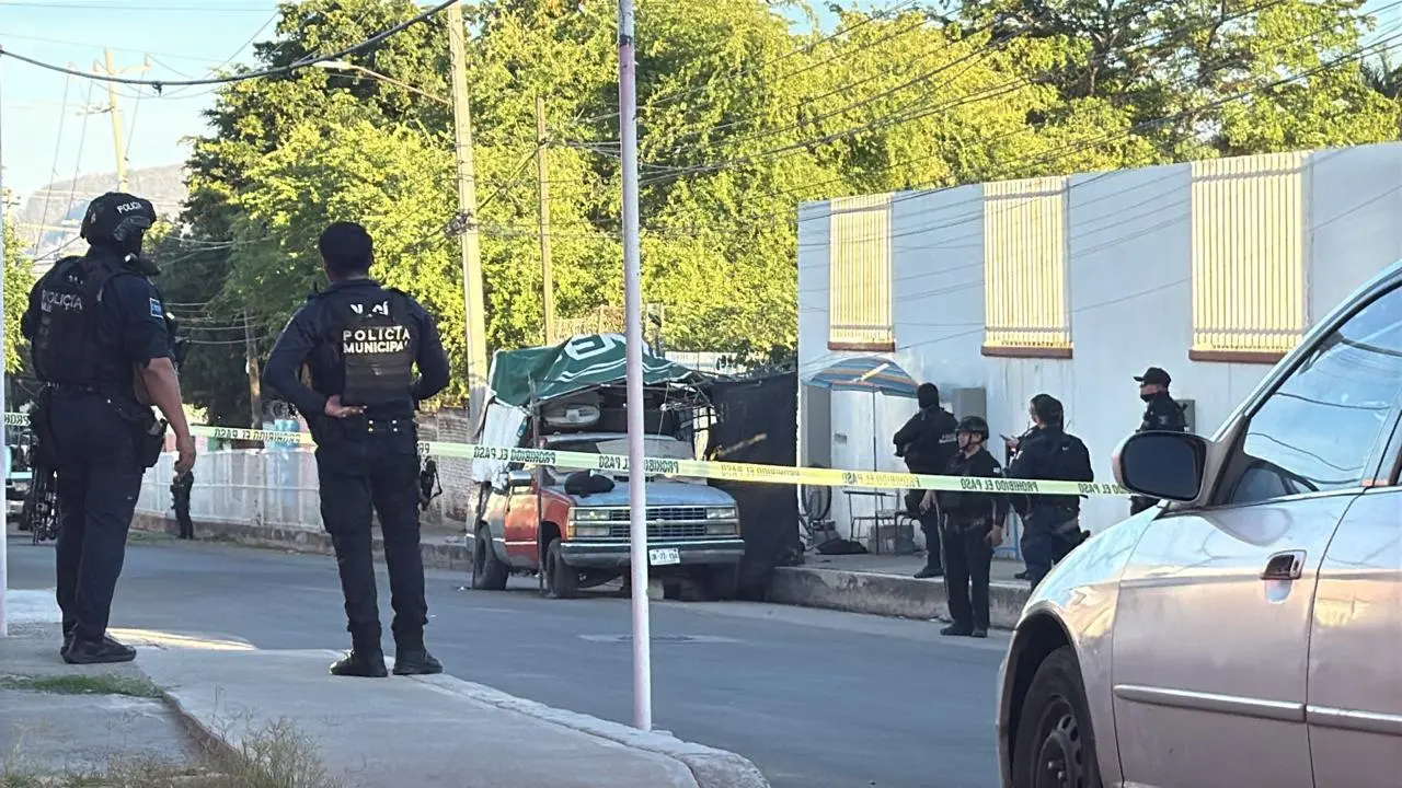 $!Asesinan a balazos a un hombre frente a unas canchas de futbol de la Colonia Sinaloa, en Culiacán