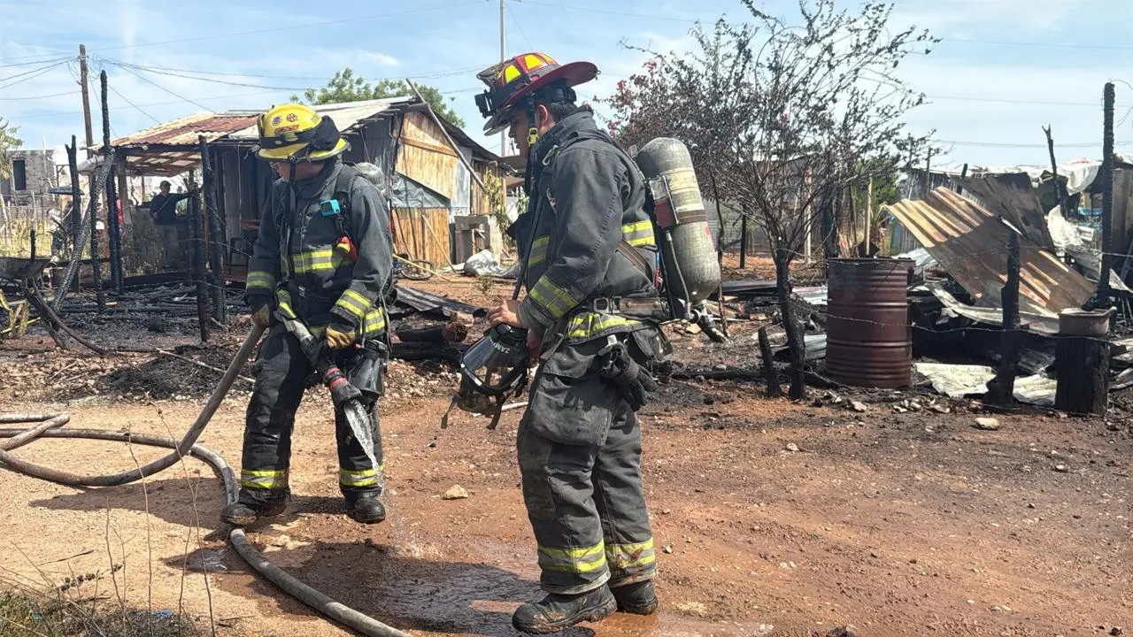 $!Incendio consume tres viviendas en asentamiento de Valle del Agua, al oriente de Culiacán
