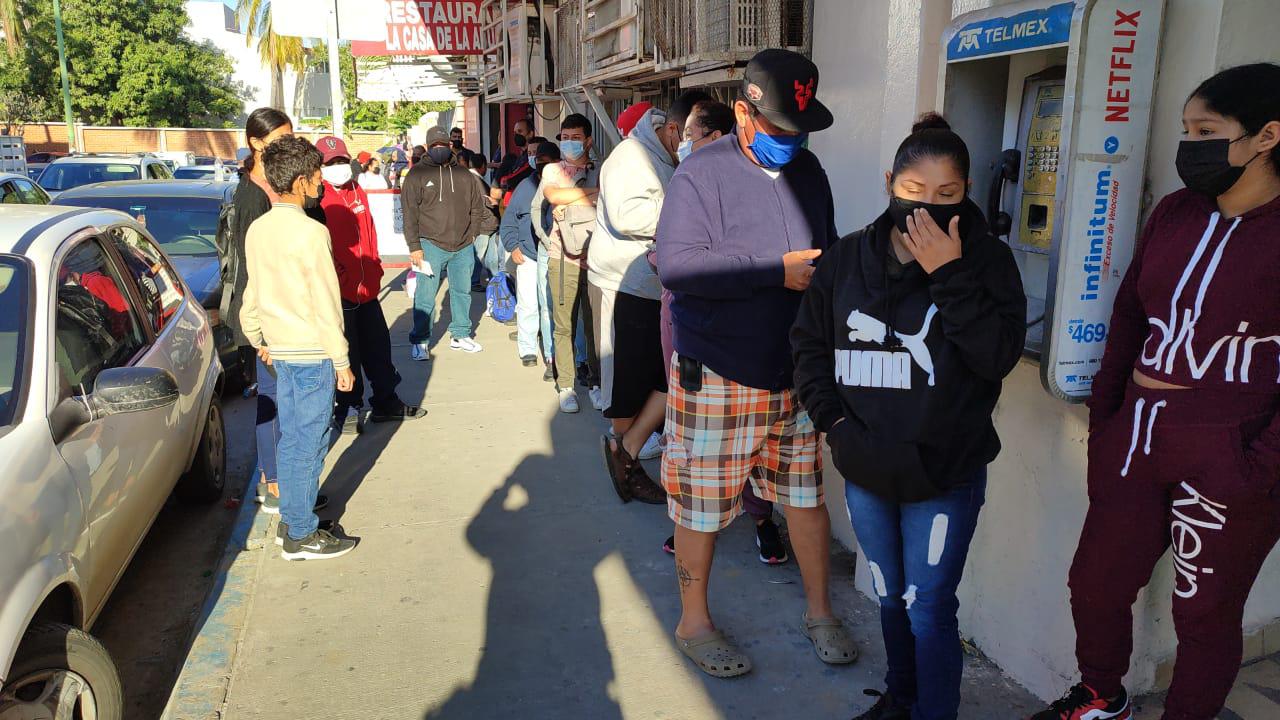$!En el IMSS de Mazatlán más gente busca realizarse la prueba Covid... llegan tose y tose