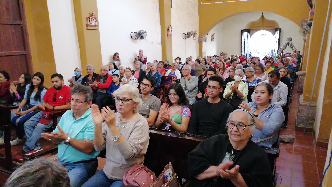 $!La Parroquia San Pedro Apóstol fue el escenario en donde se presentó el Coro Ángela Peralta.