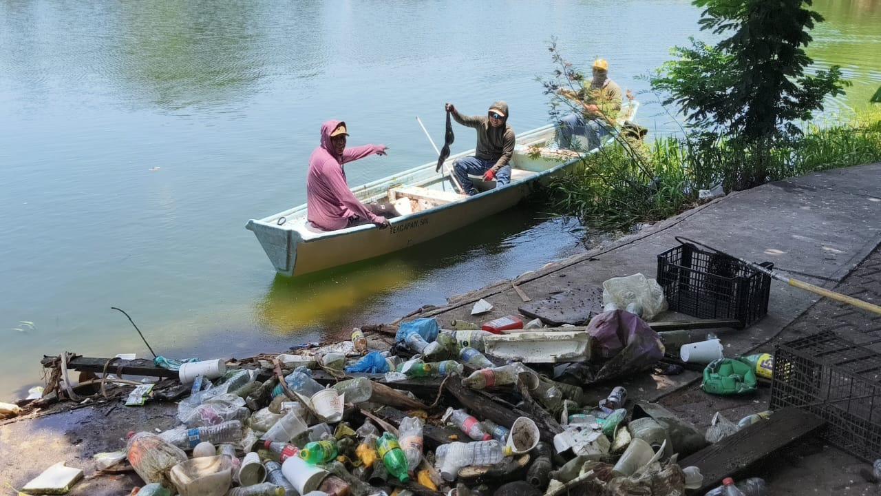 $!Servicios Públicos en Rosario atribuye a una falta de conciencia basura que termina en laguna del Iguanero