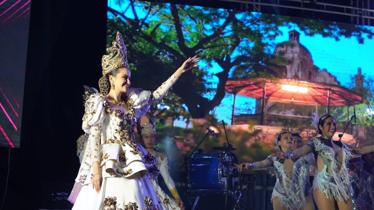 $!Uma I, Reina de los Juegos Florales del Carnaval de Mazatlán, saluda al público.