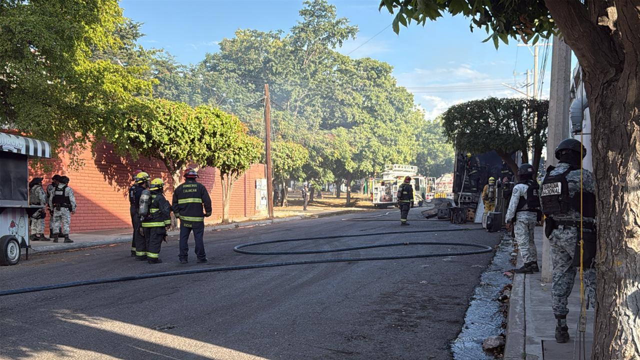 $!Balean e incendian tráiler con maquinas tragamonedas de un casino de Villa Universidad, en Culiacán