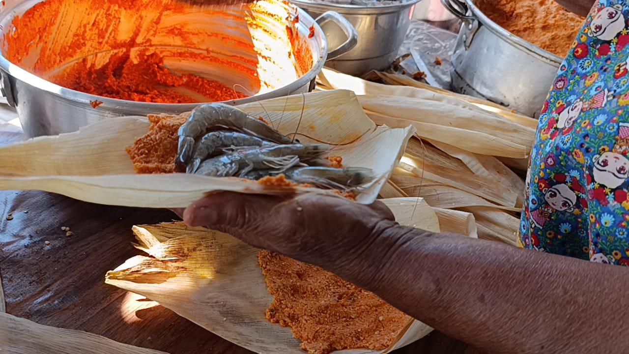 $!Por la promoción que le hizo una vecina, doña ‘Cuata’ cambió el campo por la elaboración de tamales