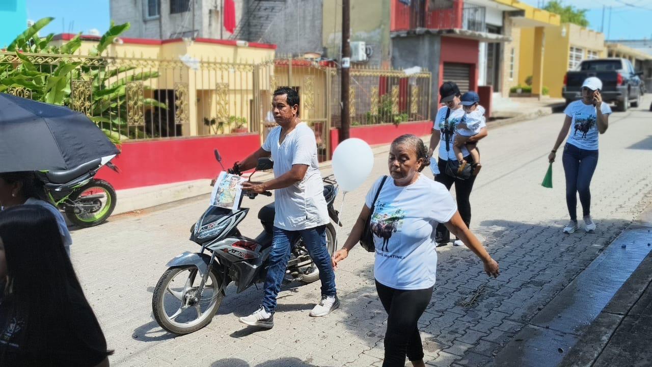 $!Arrastrando su moto y alzando la voz: Lázaro rompe el miedo en El Rosario para buscar a su hermano