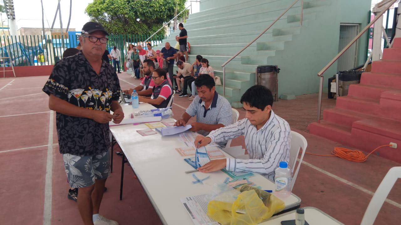 $!Ciudadanos en Mazatlán señalan lentitud en el proceso para emitir su voto