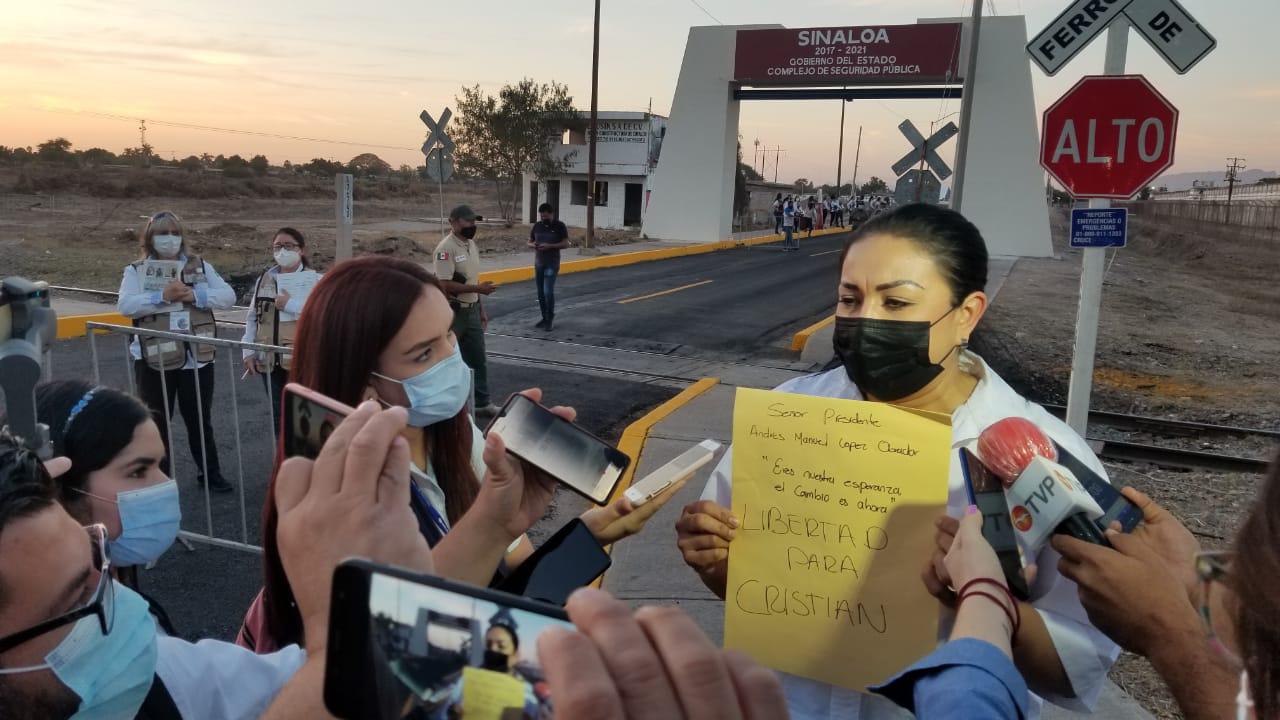 $!En Culiacán, campesinos, trabajadores del sector salud, y ciudadanos reciben a López Obrador... con protestas