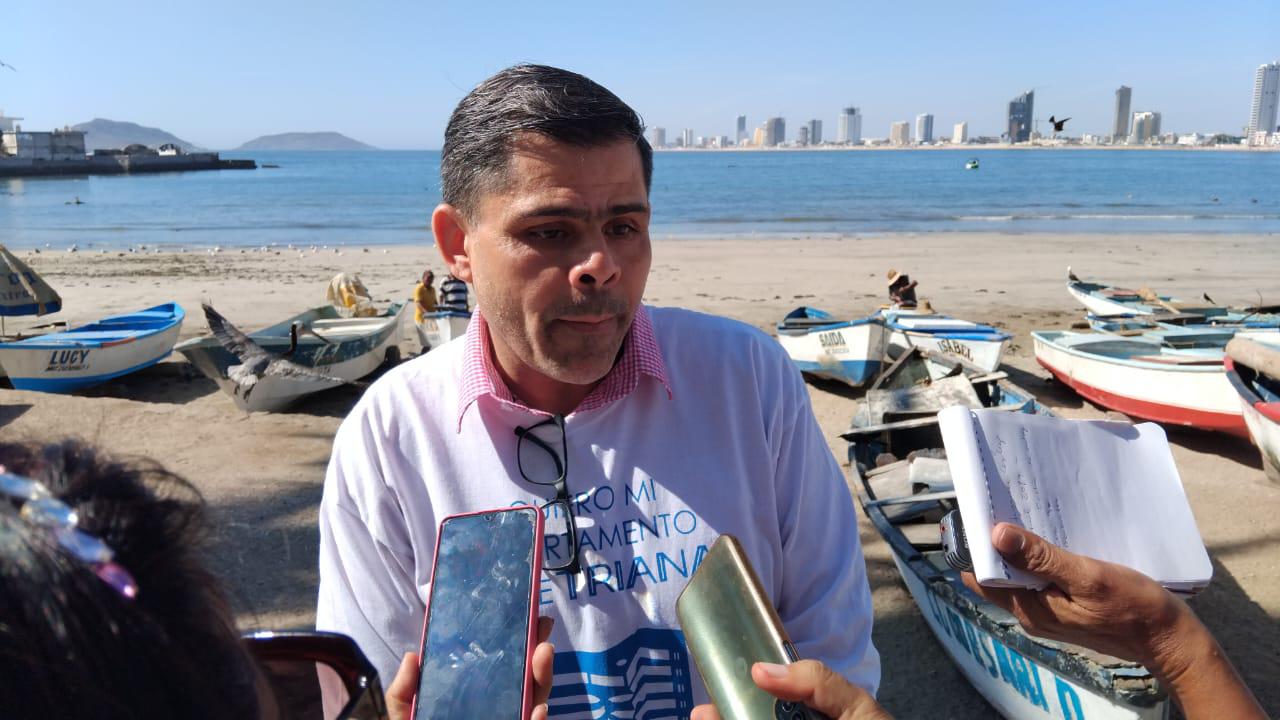 $!Bloquean paseo Claussen y exigen que torre entregue departamentos liquidados, en Mazatlán