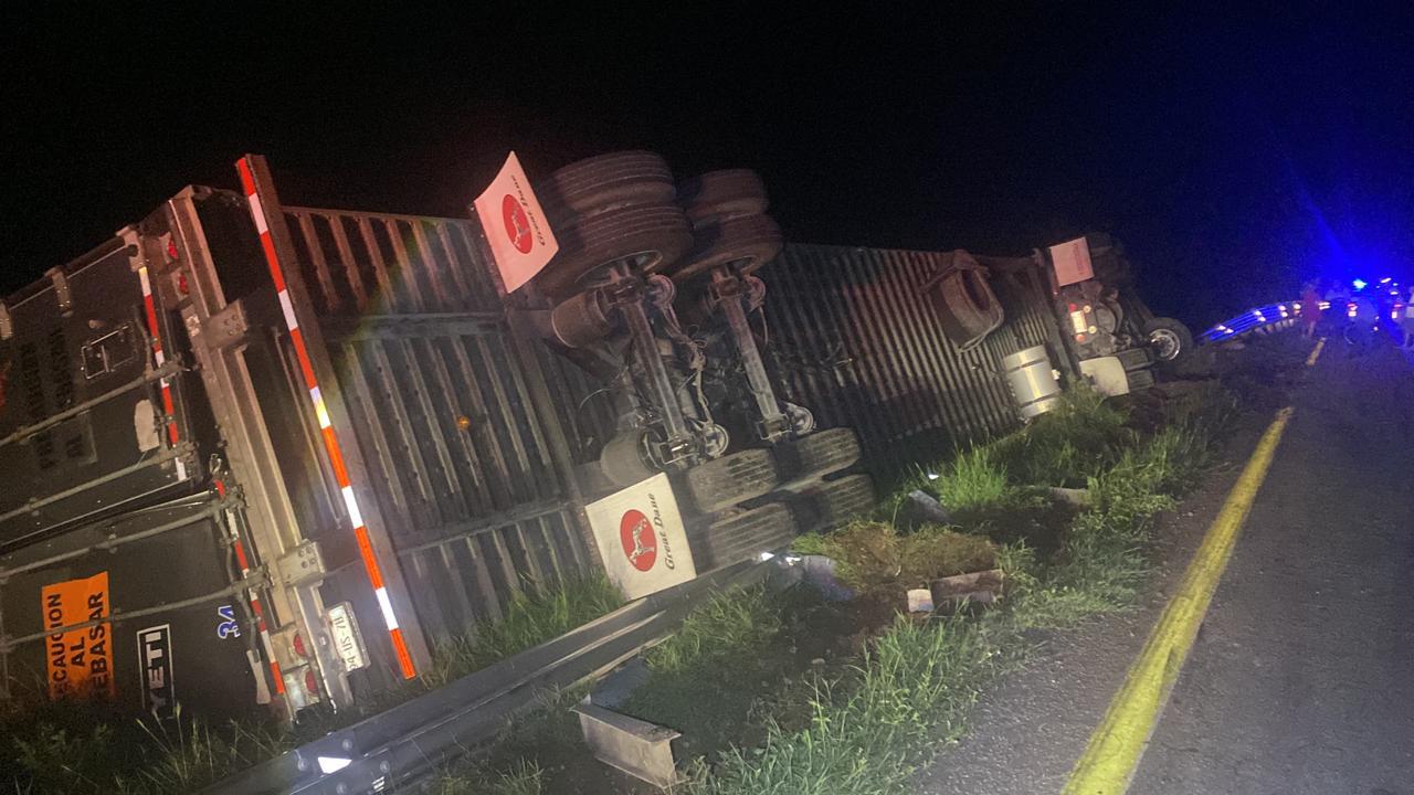 $!Tráiler vuelca en la autopista Durango-Mazatlán a la altura de Villa Unión