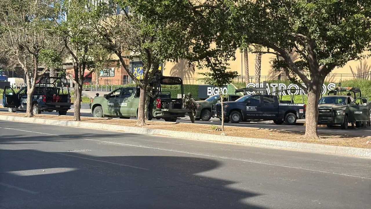 $!Balaceras dejan 3 muertos y una mujer herida en plaza comercial del Tres Ríos, en Culiacán