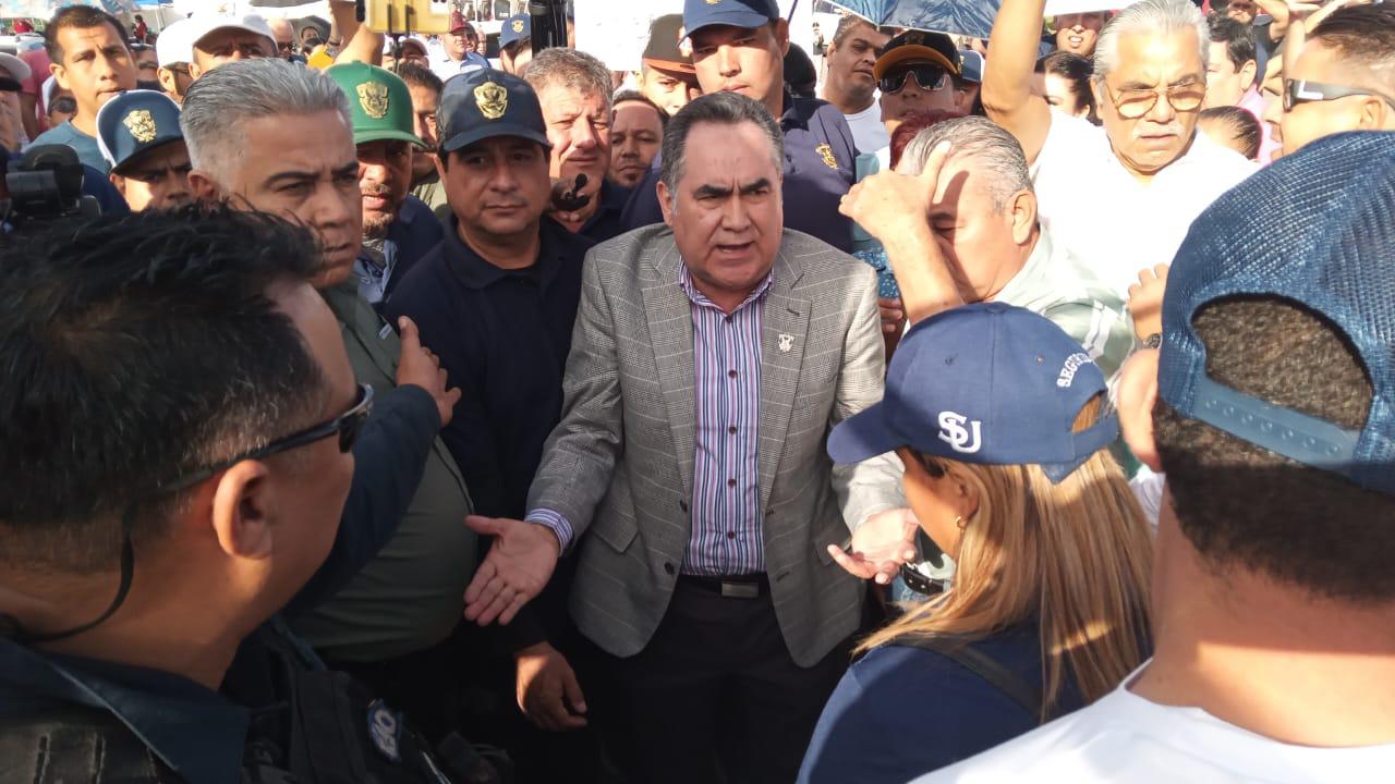 $!Chocan universitarios con policías estatales a llegada de Madueña a audiencia; amenazan con bloqueos y marcha