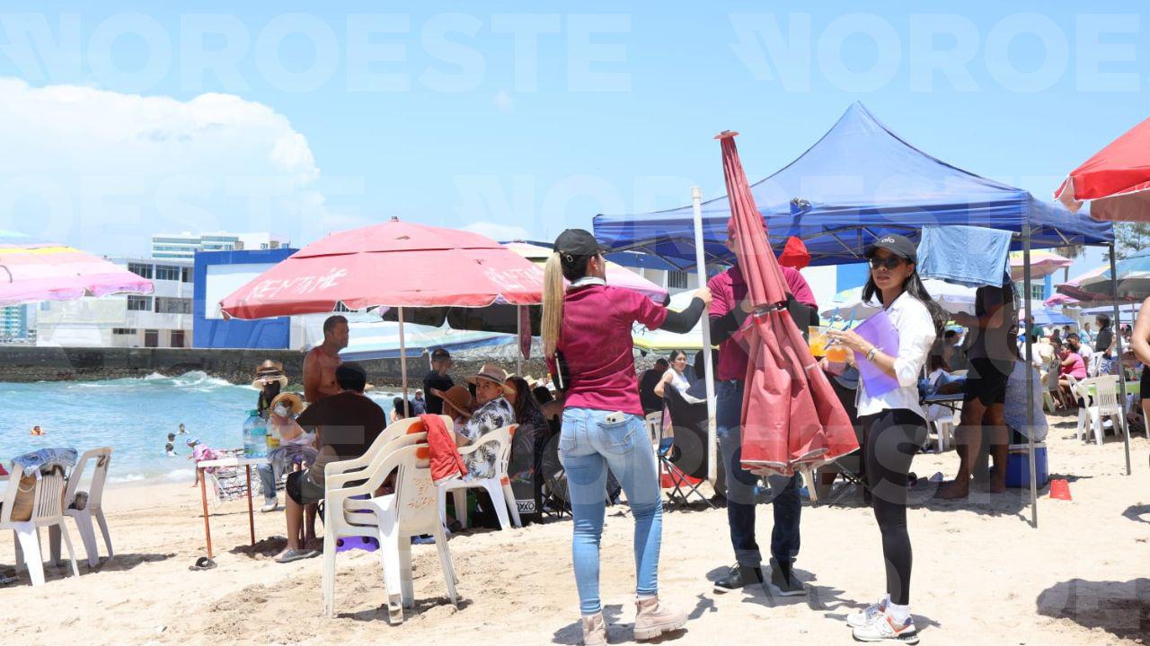 $!Realizan operativo de desalojo de vendedores y prestadores de servicio en Playa Pinitos