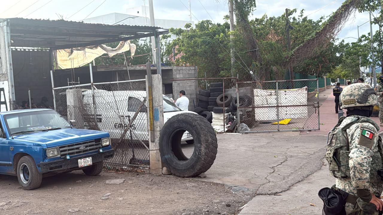$!Asesinan a balazos a dos hermanos en una llantera de Villas del Río, en Culiacán