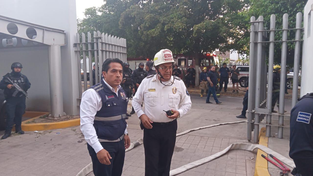 $!Incendio en edificio de departamentos en Culiacán provoca evacuación de 25 personas