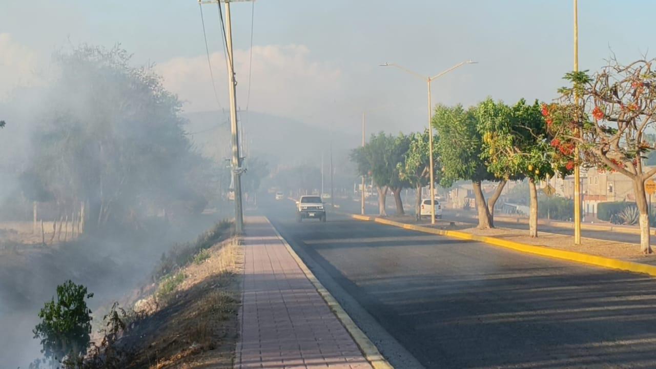 $!Incendio de maleza amenaza a pensión y base de Seguridad Pública en Rosario