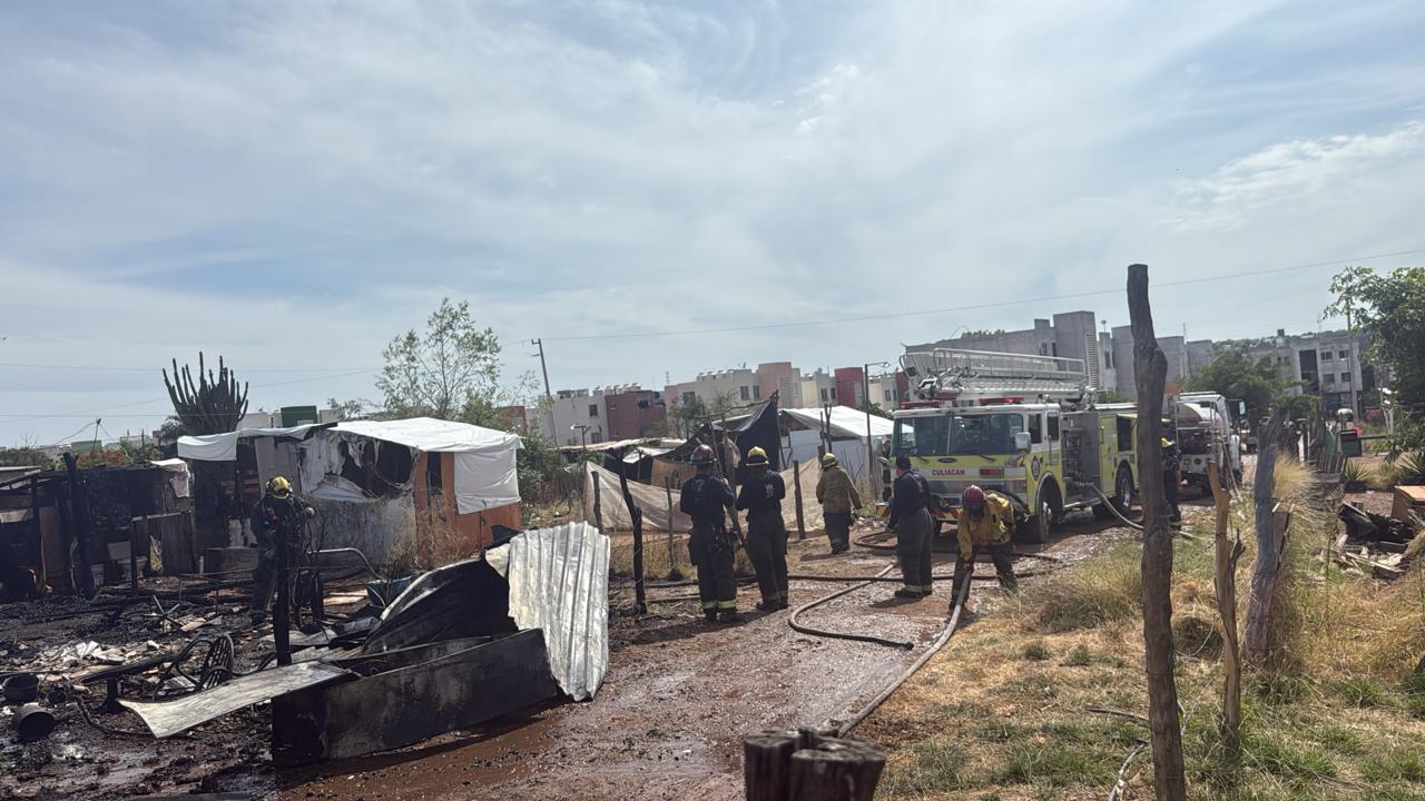 $!Incendio consume tres viviendas en asentamiento de Valle del Agua, al oriente de Culiacán