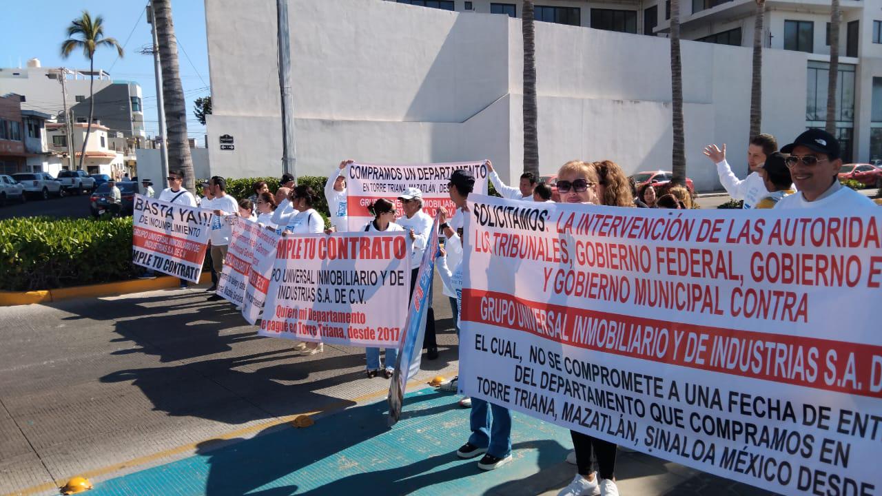 $!Bloquean paseo Claussen y exigen que torre entregue departamentos liquidados, en Mazatlán