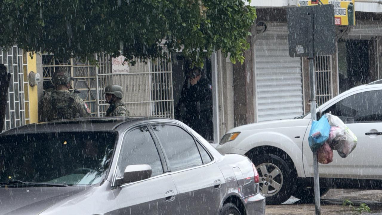 $!Abaten a uno y detienen otro civil tras intento de robo en la Miguel Alemán, en Culiacán