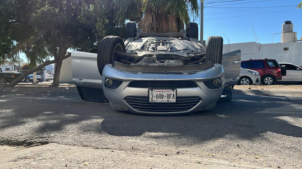 $!Accidente provoca volcadura en Terranova; no hay heridos, pero sí pérdidas materiales