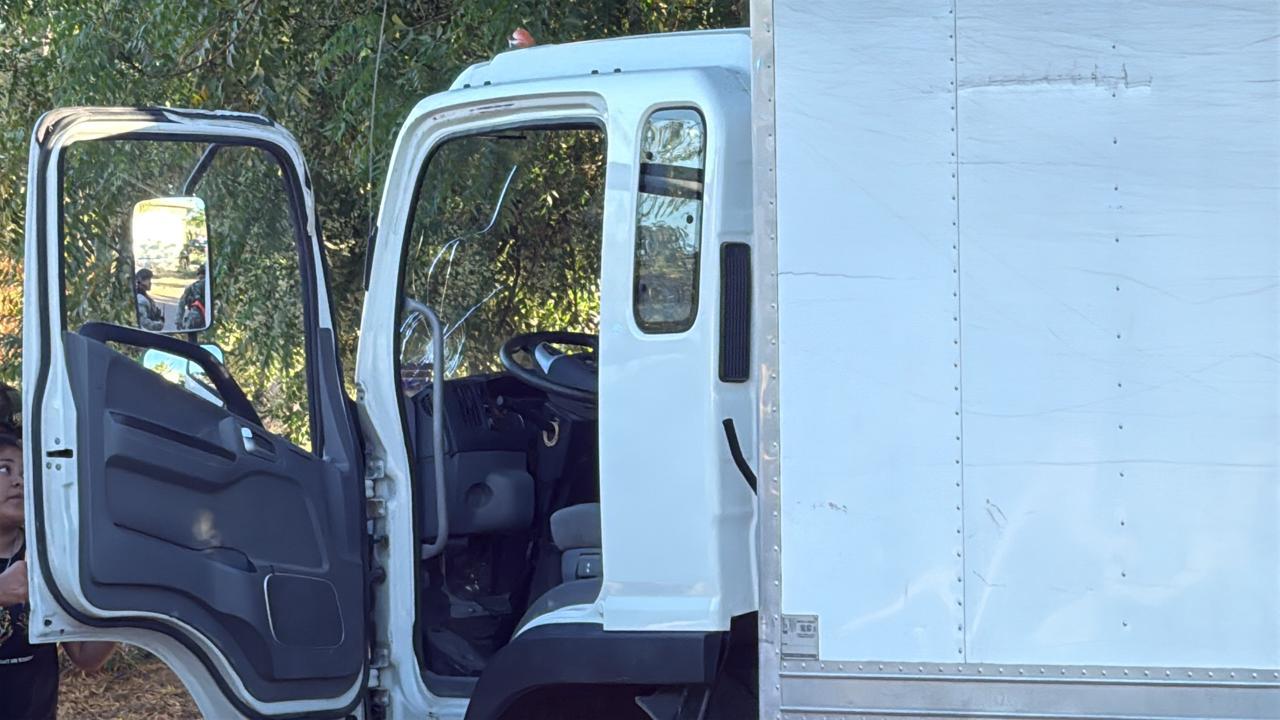 $!Balean a chofer de camión de carga y pide auxilio en retén militar, en Culiacán