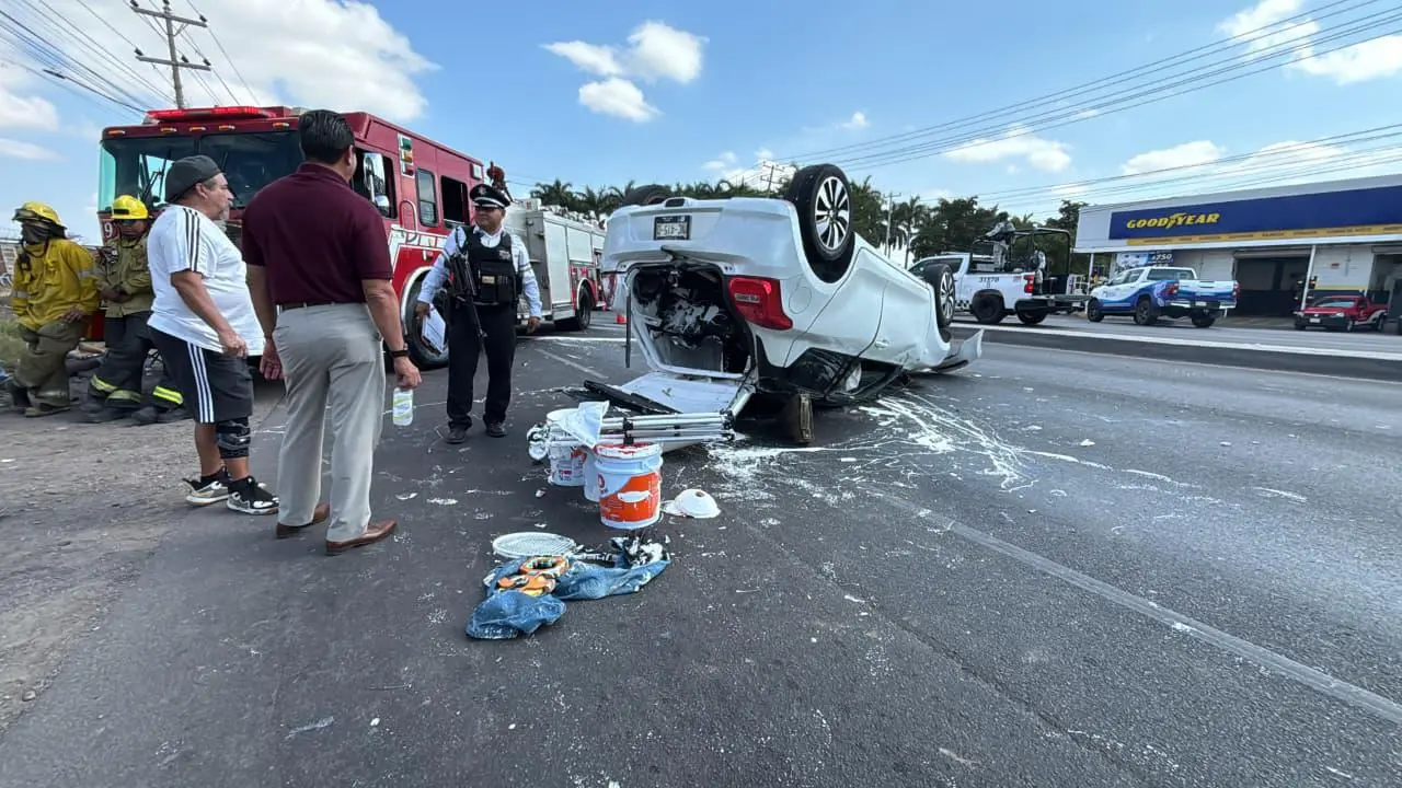 $!Joven vuelca en su vehículo tras chocar con base de semáforo en Culiacán