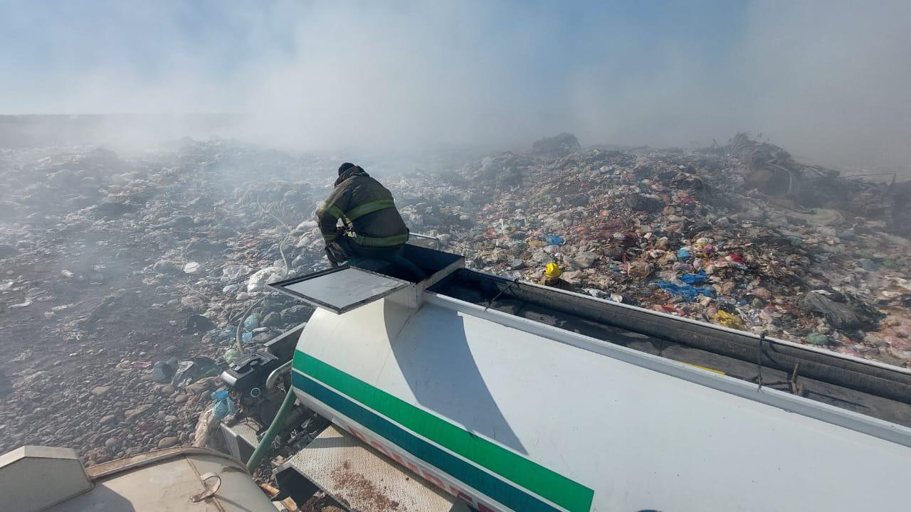 $!Arde basurón municipal de Guasave; sospechan que fue provocado