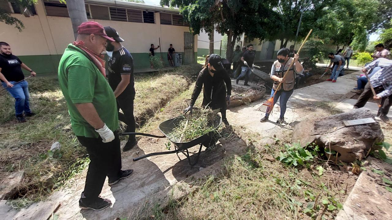 $!Realizan campaña para limpiar secundaria técnica en Guasave, previo al regreso presencial a clases