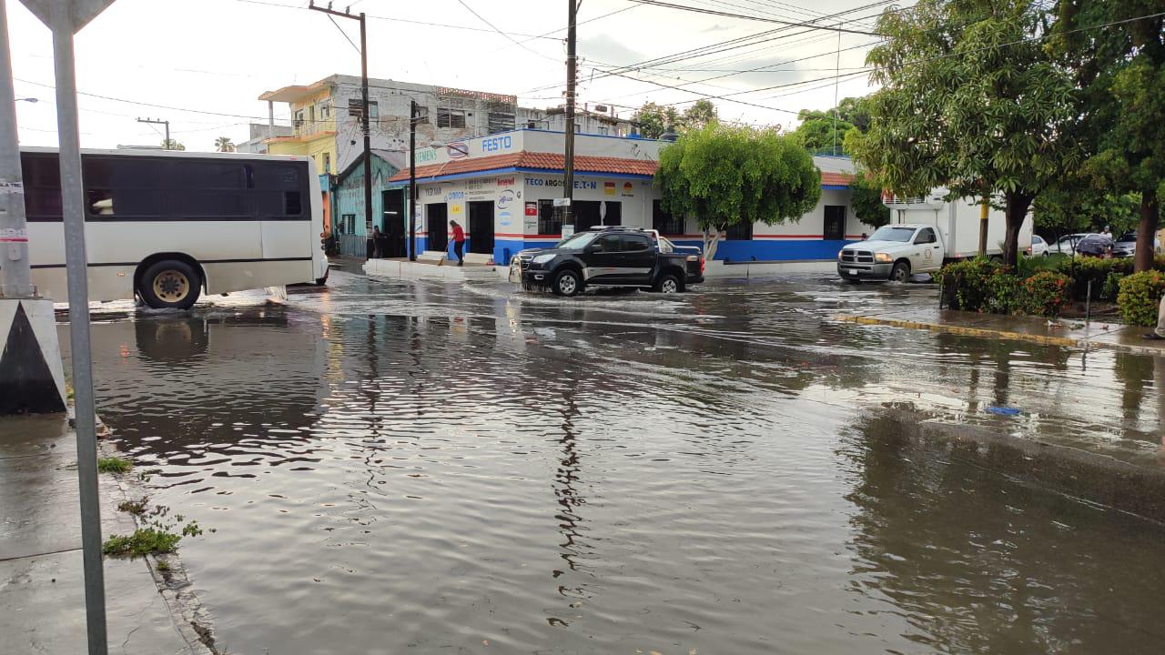 $!Por tormenta, cierran vialidades en Mazatlán tras presentar alto nivel de agua