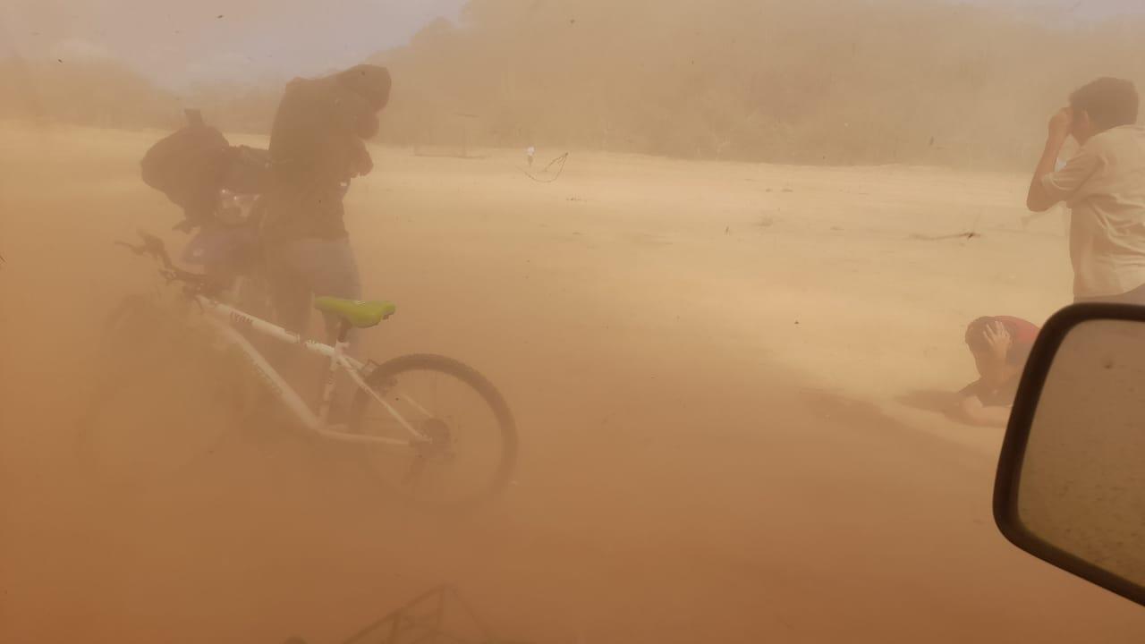 $!Remolino hace correr a futbolistas en La Palma Sola, en Mazatlán (FOTOS)