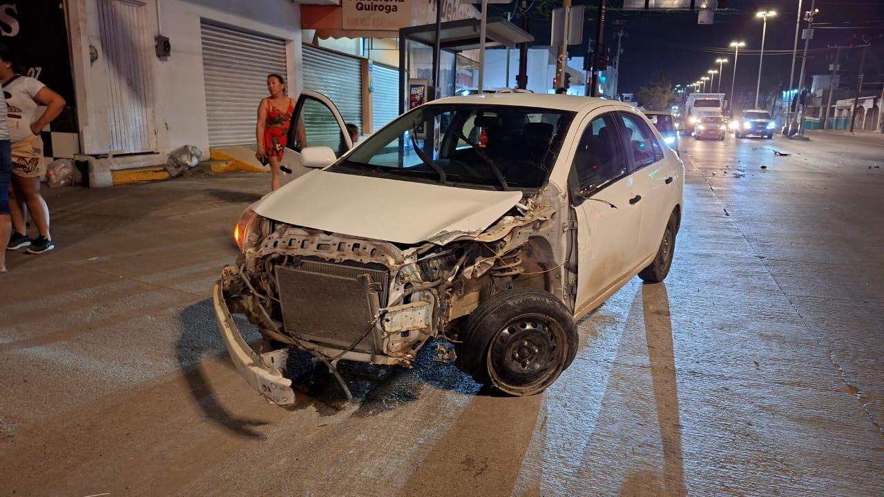 $!Se registra carambola entre camión urbano y dos autos en Mazatlán