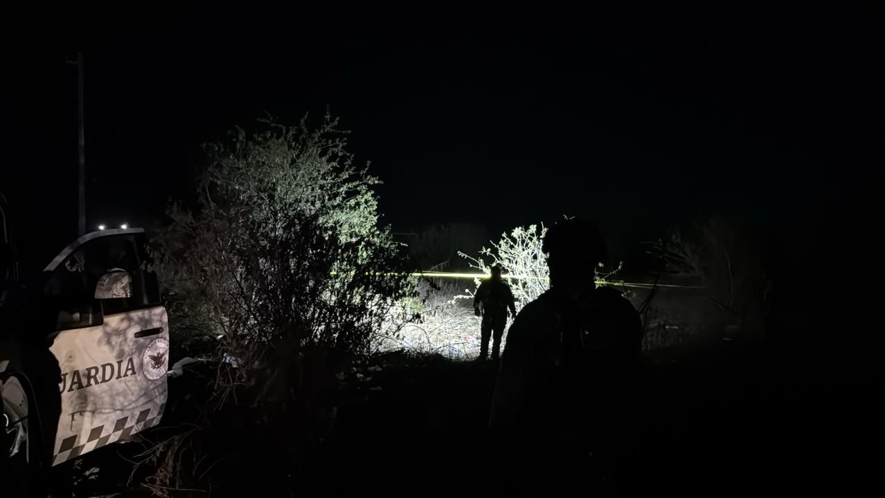 $!Hallan a hombre asesinado y esposado en la periferia de la colonia El Ranchito, al sur de Culiacán