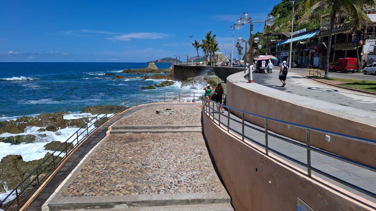 $!Carpa Olivera permanece cerrada por fuerte oleaje y riesgo de accidente, advierte Escuadrón Acuático