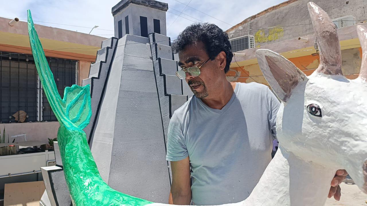 $!Juan Carlos conjuga en carros alegóricos su talento y la pasión por las fiestas de Las Cabras