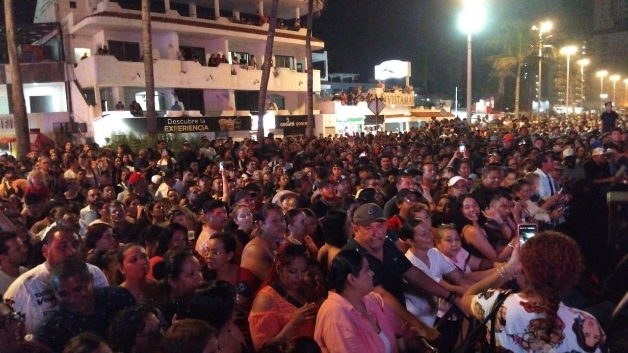 $!Pancho Barraza enamora a Mazatlán con concierto en el malecón