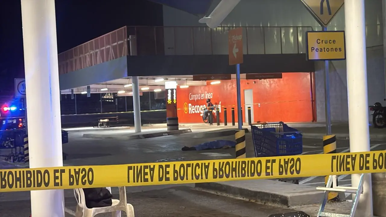 $!Asesinan a balazos a un hombre en estacionamiento de supermercado de La Conquista, en Culiacán