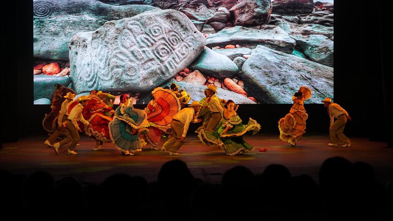 $!Las raíces mexicanas estuvieron presentes en el espectáculo denominado Orígenes, que se presentó en el TAP.